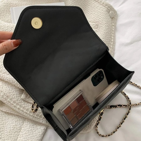 Luxe vegan Leather Quilted Chain Bag - Picture 5 of 10